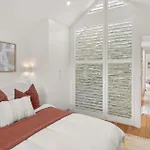 The Paddington Eleganza Isyd